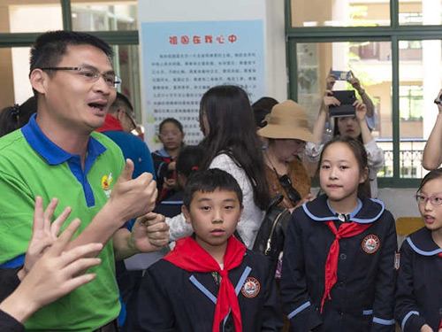  團中央牽頭 汶川學校獲百萬教學設備捐贈